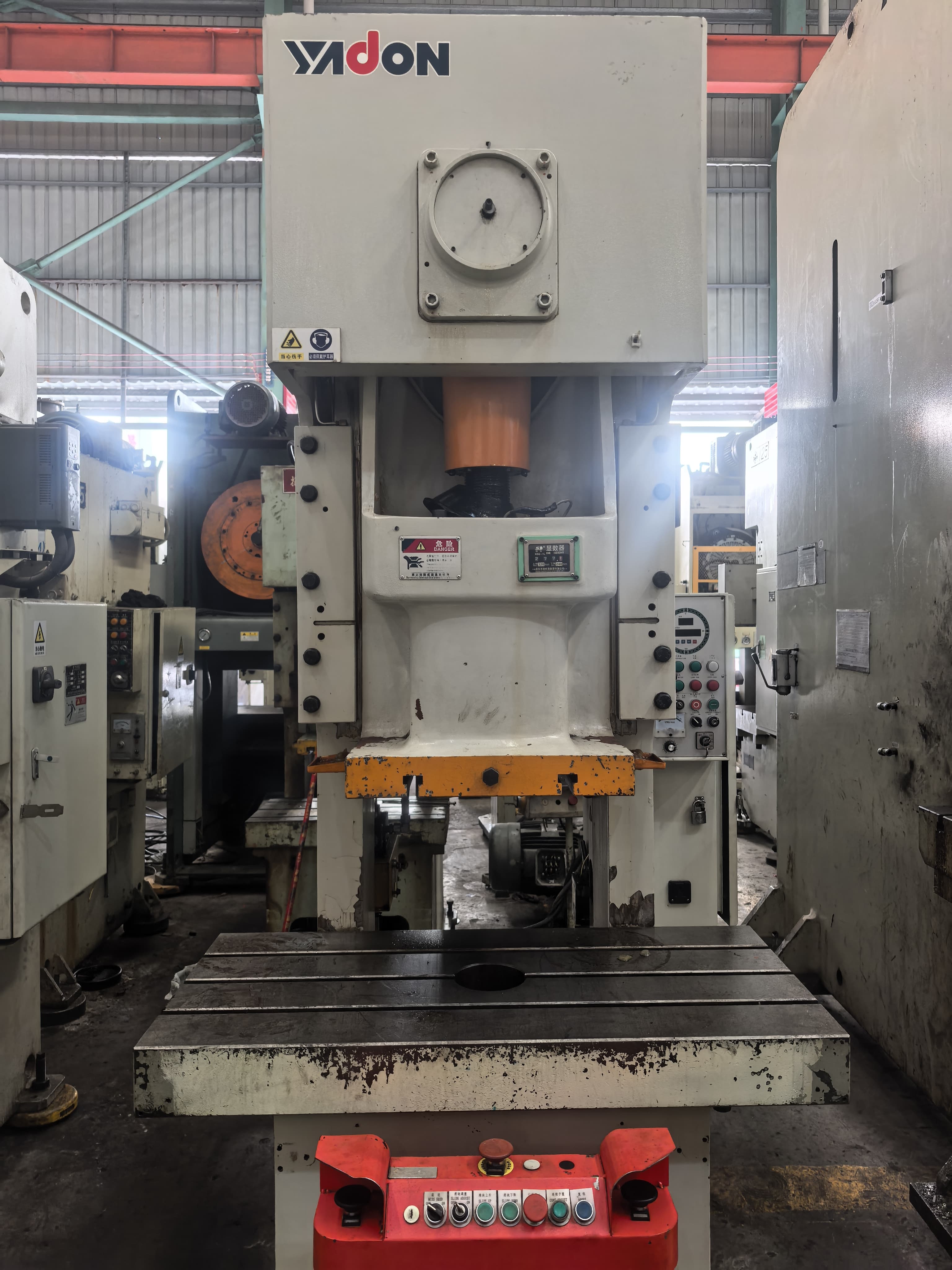 C type Pneumatic single press machine New comers